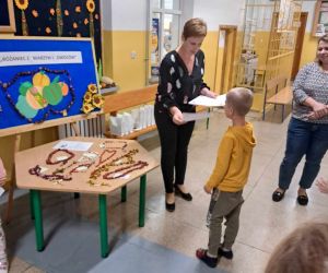 Nauczycielka wręcza uczniowi dyplom