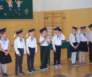 Część artystyczna w wykonaniu pierwszoklasistów