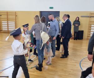 Rodzice wręczają dzieciom słodkie upominki