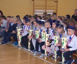 Uczniowie klasy 1 z upominkami otrzymanymi od rodziców