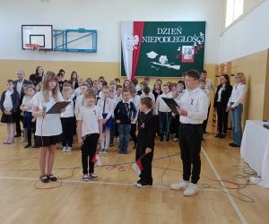 Uczniowie szkoły wygłaszający krótki apel