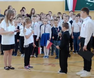 Uczniowie klasy 1 recytujący wiersz