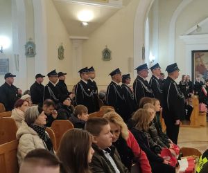 Uczniowie oraz uczestnicy uroczystości w czasie Mszy Świętej