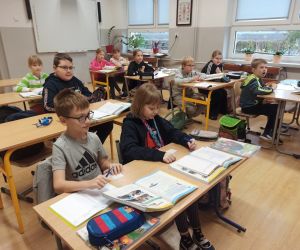 Uczniowie klasy IV przed rozwiązywaniem zadań