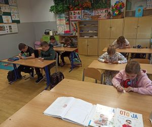 Najmłodsi uczniowie rozwiązujący zadania