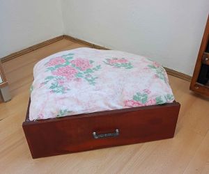 Siedzisko wykonane ze starej szuflady.
Praca wykonana przez Wiktorię Krupińską i Julkę Rudy