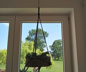 Osłona na doniczkę wykonana z przeczytanych już gazet.
Praca wykonana przez Kubę Kubicę i Dawida Czychańskiego.