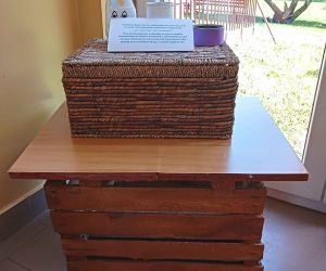 Stolik wykonany ze starej skrzynki.
Praca wykonana przez Oskara Żmurę i Kasię Woźniak