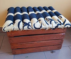 Puf ze starej skrzynki. Praca wykonana przez Oskara Żmurę i Kasię Woźniak