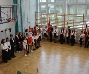 Szkolne poczty sztandarowe wewnątrz sali gimnastycznej