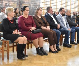 Przedstawiciele Kół Gospodyń oraz Radni Gminy Hrubieszów uczestniczą we mszy św.