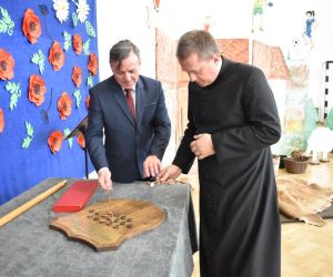 Wbijanie pamiątkowych gwoździ - Proboszcz Parafii św. Jana Chrzciciela w Czerniczynie ks. Andrzej Dzido