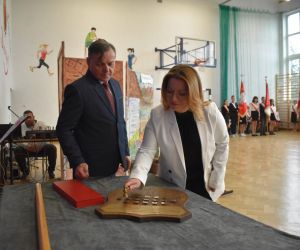 Wbijanie pamiątkowych gwoździ - Pani Agnieszka Pachla starszy wizytator Kuratorium w Lublinie