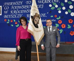 Przekazanie przez Pana Sekretarza sztandaru na ręce Pani Dyrektor i społeczności szkolnej