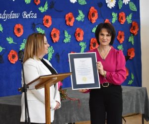 Dyrektor szkoły otrzymuje pamiątkowy dyplom od Pani wizytator