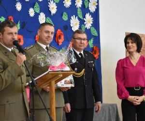 Zaproszeni przedstawiciele służb mundurowych składają życzenia dla całej społeczności szkolnej