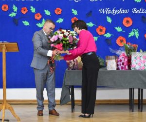 Pan Sekretarz wygłasza przemówienie i wręcza Pani Dyrektor kwiaty