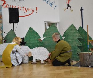 Uczniowie w strojach pierwszych Piastów