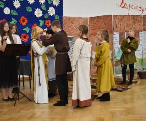 Uczniowie odgrywają scenę z postrzyżynami