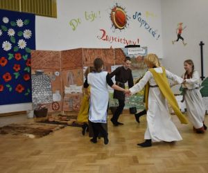 Uczniowie w tańcu pierwszych Piastów