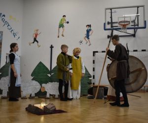 Uczniowie jako Piastowie przyjmują wędrowców