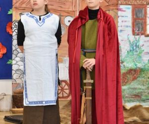 Uczniowie przebrani za Piasta i Rzepichę