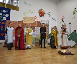 Uczniowie biorący udział w przedstawieniu