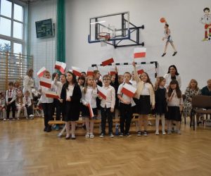 Uczniowie machają flagami podczas utworu Kocham Cię Polsko