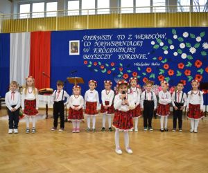 Dziewczynka z przedszkola w stroju krakowskim recytuje wiersz