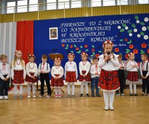 Dziewczynka z przedszkola w stroju krakowskim recytuje wiersz