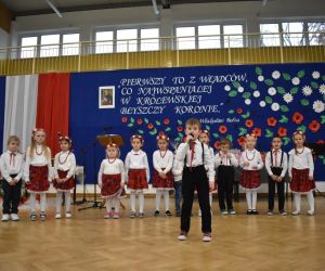 Chłopiec z przedszkola recytuje wiersz