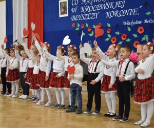 Przedszkolaki śpiewają piosenkę