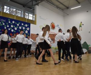 Uczniowie 5-8 tańczą belgijkę