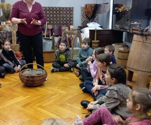 Uczniowie słuchają opowieści w muzeum
