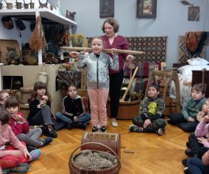 Uczniowie zapoznają się z dawnym sprzętem 