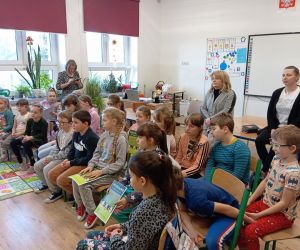 Nauczyciele i uczniowie oglądają teatrzyk