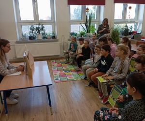 Uczestnicy słuchają o przygodach misia