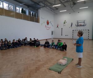 Pani pielęgniarka przeprowadza pogadankę na temat pierwszej pomocy przedmedycznej