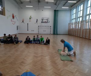 Pani pielęgniarka prezentuje na fantomie masaż serca