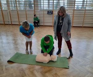 Uczeń ćwiczy masaż serca na fantomie