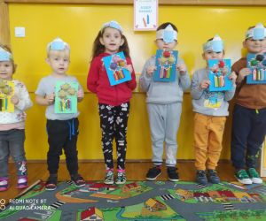 Dzieci prezentują prace plastyczne