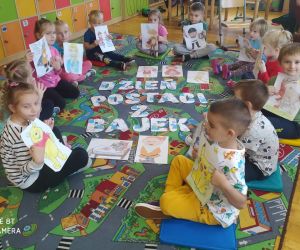 Dzieci prezentują prace - bajkowe postacie.