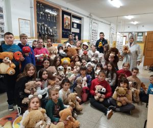 Uczestnicy przebrani za misie oraz trzymający misia