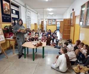 nauczycielka czyta misiowe opowieści