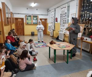 nauczycielki wspólnie z dziećmi czytają o misiach