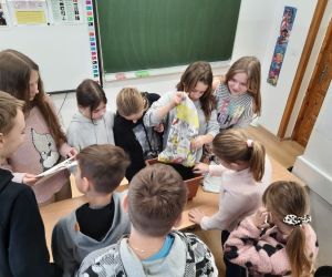 Uczniowie przygotowują doniczkę z ziemią