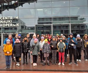 Uczniowie przed Centrum Nauki Kopernik w Warszawie
