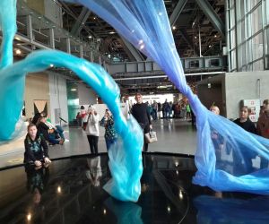 Uczniowie przy interaktywnym eksponacie ilustrującym powstawanie wiatru