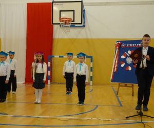 Pierwszoklasiści i uczeń klasy siódmej prowadzący uroczystość