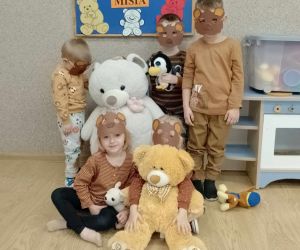 Przedszkolaki w maskach misiów z misiami w rękach